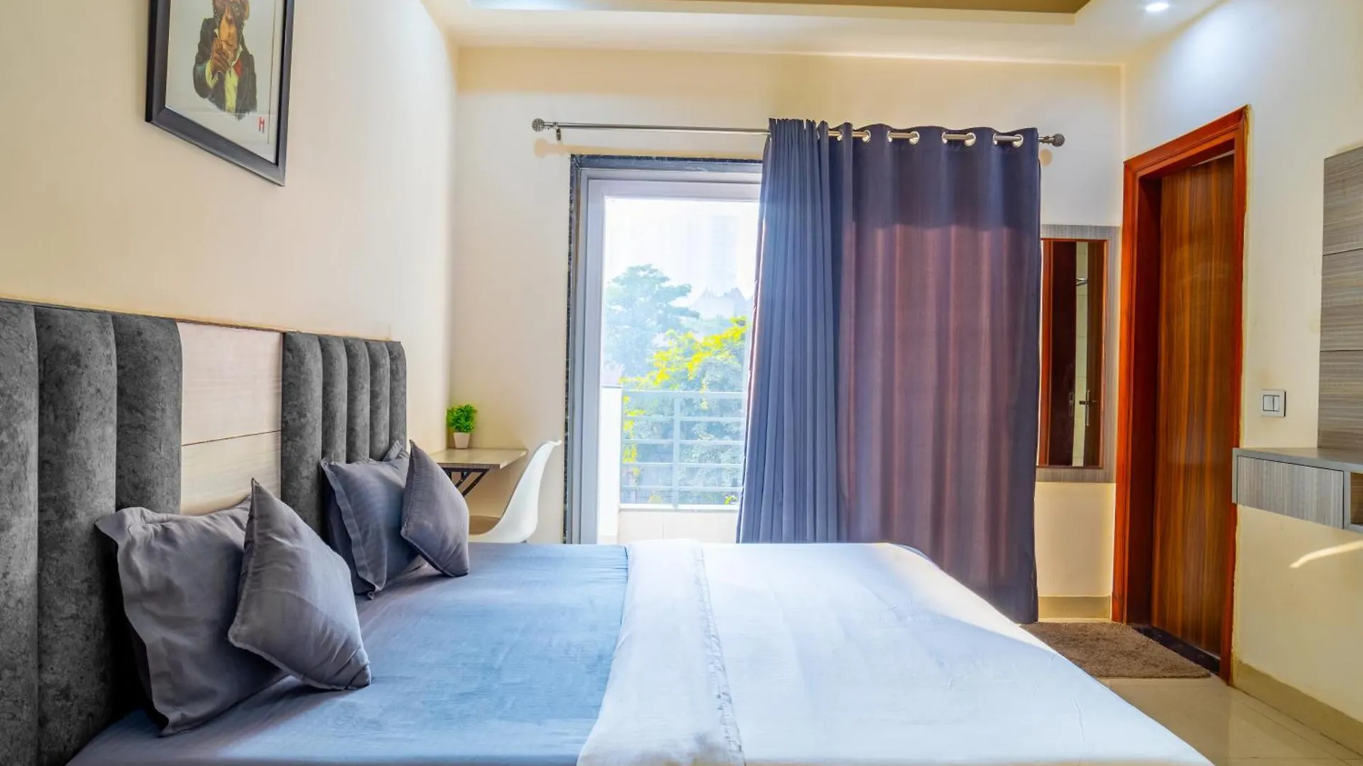 Hotel Housr Sector 43 Gurgaon Near Global Foyer Mall India